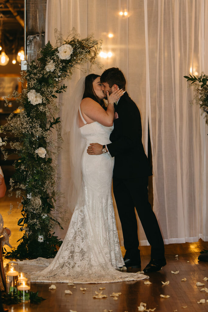 Tennessee newlyweds share their first kiss as husband and wife at storied wedding venue in Gallatin 