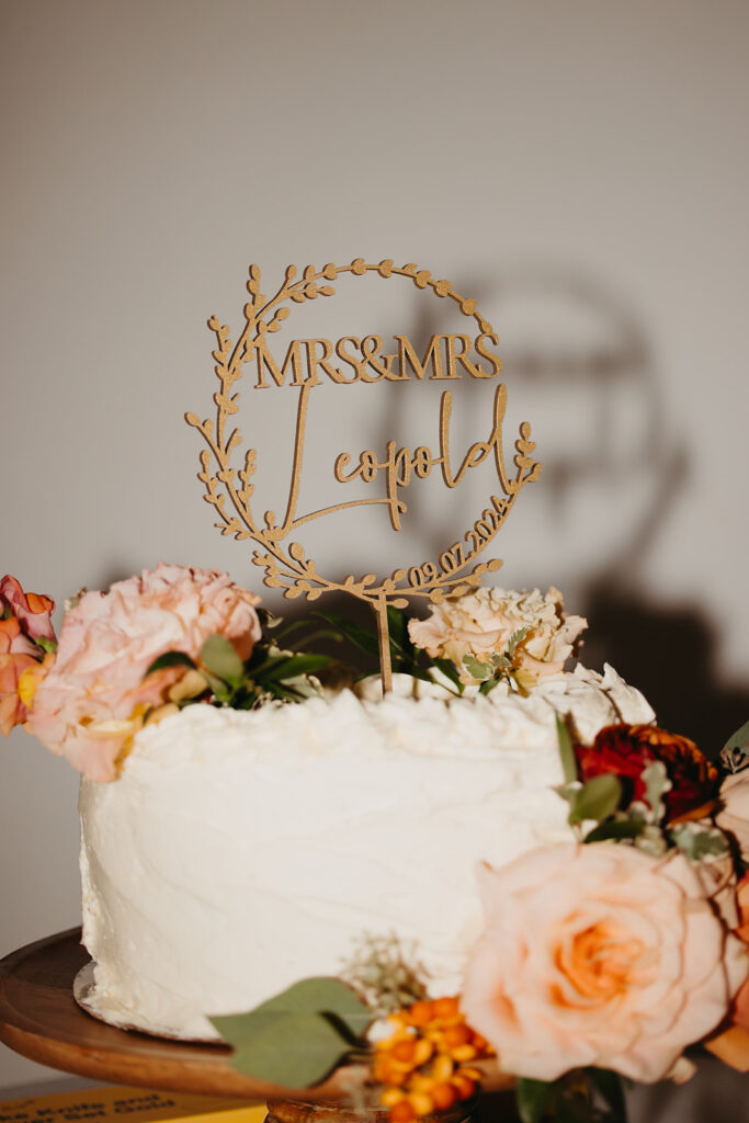 Haute House Studio flowers on Minneapolis wedding cake