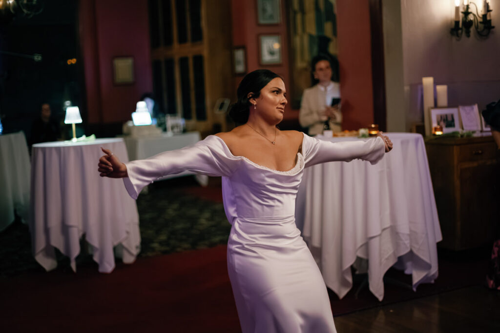 Bride shimmies during first dance as an ode to Schitt's Creek
